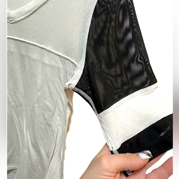 LULULEMON BLACK AND CREAM MESH SLEEVE JERSEY STYLE TOP - Picture 3 of 3